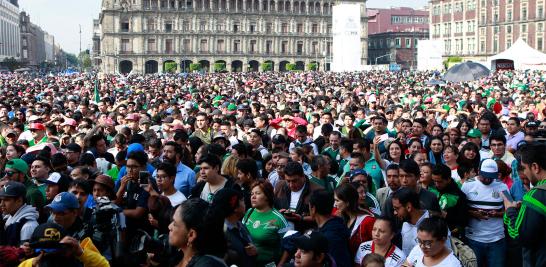 La Secretaría de Seguridad Pública desplegó un operativo de seguridad y movilidad especial con 1,100 policías en el Ángel de la Independencia y el Zócalo capitalino.