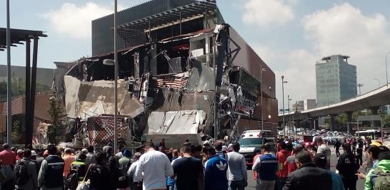 Los carriles laterales de Periférico y Camino a Santa Teresa, en la colonia Jardines del Pedregal fueron cerrados a la circulación, a fin de permitir las maniobras de servicios de emergencia en la zona afectada por el derrumbe de la Plaza Artz del Pedregal.