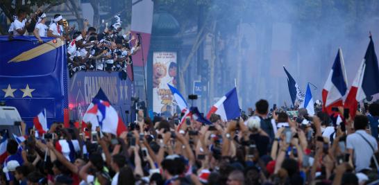 Francia sigue celebrando su victoria en el Mundial de Rusia 2018, donde se impuso a Croacia (4-2) en el Estadio Olímpico Luzhnikí de Moscú. El cuadro francés aterrizó en Paris y se dirigió al centro de la ciudad, donde desfilo por los Campos Elíseos, para compartir el título.