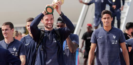 Tras consagrarse como campeones del Mundial de Rusia, la selección de Francia aterrizó en el aeropuerto Roissy Charles de Gaulle en París.