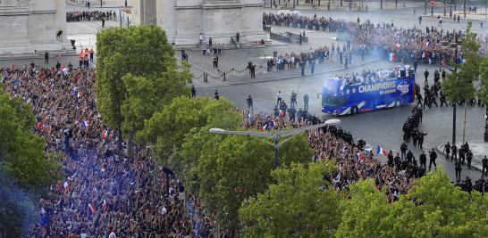 Desde el aeropuerto de Paris, el cuadro francés desfilaba por los Campos Elíseos, para compartir el título con los hinchas para luego ser recibidos en el Palacio del Elíseo por el presidente Emanuel Macron que presenció desde el palco presidencial la victoria francesa.