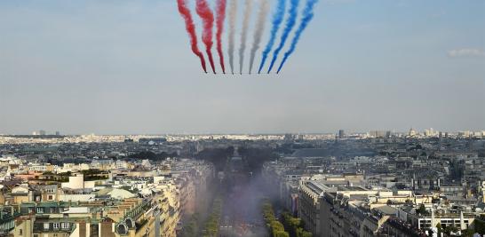 La Patrulla de Francia también celebra el regreso de los campeones del mundo dejando el rastro de los colores de la bandera nacional sobre los Campos Elíseos mientras los aficionados dan la bienvenida a los jugadores.