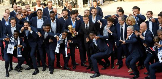 Los campeones del Mundial Rusia 2018 desfilan a lo largo de la avenida Campos Elíseos en París, aclamados por una multitud que llego a para seguir con los festejos.