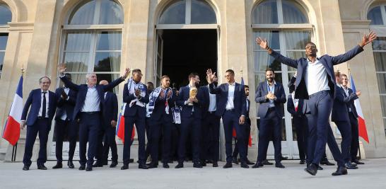 El presidente francés Emmanuel Macron recibe al cuadro francés en el Palacio del Elíseo antes de la recepción para honrar al equipo de fútbol de Francia después de su victoria en la Copa Mundial de Fútbol de Rusia 2018.