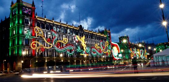 Para conmemorar el inicio de las fiestas patrias, el Gobierno de la Ciudad de México encendió 22 mosaicos decorativos alusivos a las fiestas patrias, que fueron instalados en diferentes edificios ubicados en la Plaza de la Constitución.