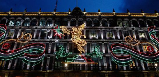 Los símbolos y protagonistas históricos plasmados en los mosaicos patrios fueron elaborados e instalados por más de 100 trabajadores del gobierno capitalino.