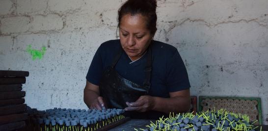 Trabajadora del taller pirotécnico La Saucera en Tultepec, Estado de México -  Foto: Mario Jasso - Cuartoscuro