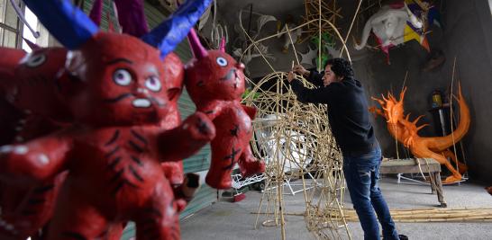 El artesano pirotécnico Oscar Sánchez, de Metepec, Estado de México -  Foto: Artemio Guerra Baz - Cuartoscuro