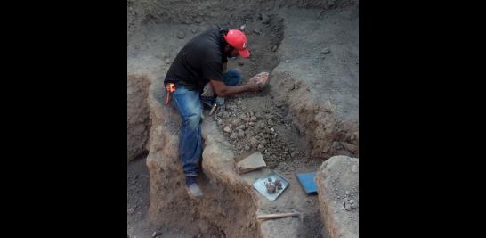 La presencia de glifos mayas, el estilo fluido, el dominio de la línea y su naturalismo, son obra de artistas que conocían a la perfección la iconografía de las tierras bajas del sur maya.