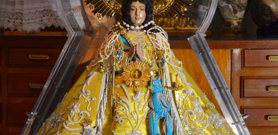 La indumentaria de la Virgen de Zapopan destaca por sus tonos dorados. La imagen es de forma triangular, de capa larga y bordada sobre  telas finas.