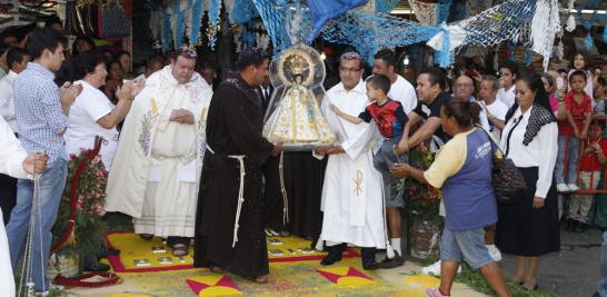 La Virgen es recibida con júbilo en las diferentes visitas que realiza.