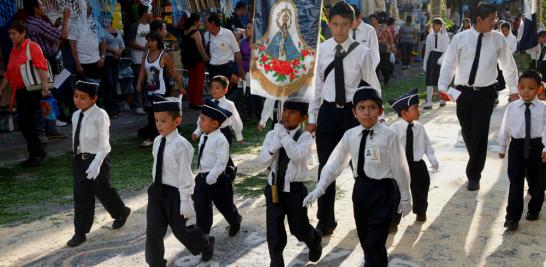 Una escolta de niños acompaña y custodia a la imagen en su recorrido ritual.