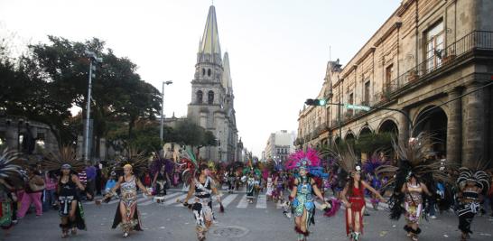 Desde temprana hora, numerosos danzantes ataviados con atuendos de brillantes colores invaden las calles. Los grupos acompañan los recorridos de la Virgen de Zapopan desde hace 280 años.