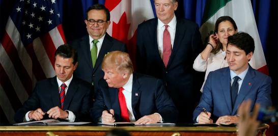 Los mandatarios Enrique Peña Nieto, Donald Trump y Justin Trudeau firmaron el Tratado entre México, Estados Unidos y Canadá (T-MEC) que sustituirá al TLCAN en el marco de la cumbre del G20 en Buenos Aires. Tras la firma de los mandatarios, el acuerdo debe ser ratificado por los congresos de los tres países para su entrada en vigor.