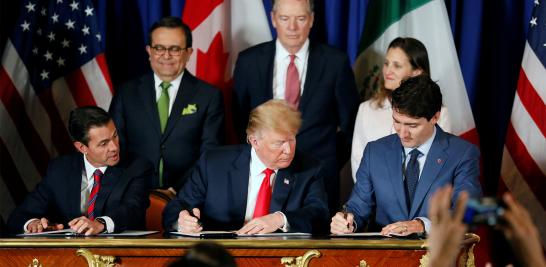 Los mandatarios Enrique Peña Nieto, Donald Trump y Justin Trudeau firmaron el Tratado entre México, Estados Unidos y Canadá (T-MEC) que sustituirá al TLCAN en el marco de la cumbre del G20 en Buenos Aires. Tras la firma de los mandatarios, el acuerdo debe ser ratificado por los congresos de los tres países para su entrada en vigor.