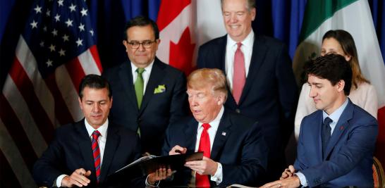 Los mandatarios Enrique Peña Nieto, Donald Trump y Justin Trudeau firmaron el Tratado entre México, Estados Unidos y Canadá (T-MEC) que sustituirá al TLCAN en el marco de la cumbre del G20 en Buenos Aires. Tras la firma de los mandatarios, el acuerdo debe ser ratificado por los congresos de los tres países para su entrada en vigor.