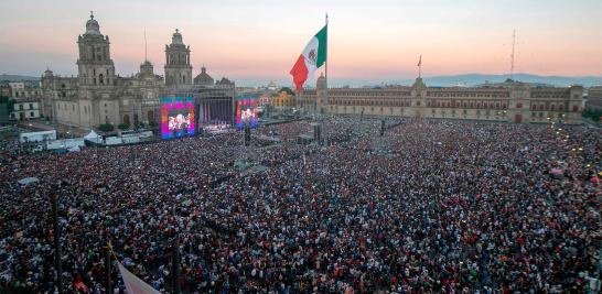 Miles de personas se congregaron en la plancha del Zócalo capitalino en espera de la llegada del mensaje presidente Andrés Manuel López Obrador, luego de tomar protesta en San Lázaro.