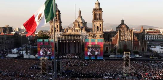 Miles de personas se congregaron en la plancha del Zócalo capitalino en espera de la llegada del mensaje presidente Andrés Manuel López Obrador, luego de tomar protesta en San Lázaro.