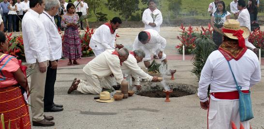 Con un ritual indígena para solicitar permiso y bendiciones a la "madre tierra", el presidente Andrés Manuel López Obrador inauguró la construcción de un tren de pasajeros en el sureste del país.