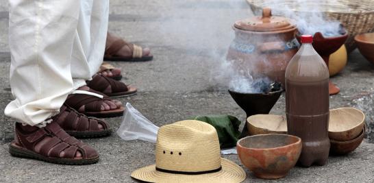 Los participantes del ritual formaron un círculo en torno a un agujero en la tierra destinado a enterrar diversas ofrendas, principalmente alimentos como pan y frijoles además de aguardiente tradicional, todo ello en medio del humo del incienso ritual.