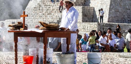 López Obrador permaneció parado y en silencio al lado de los que dirigieron la ceremonia con plegarias en lengua nativa. 