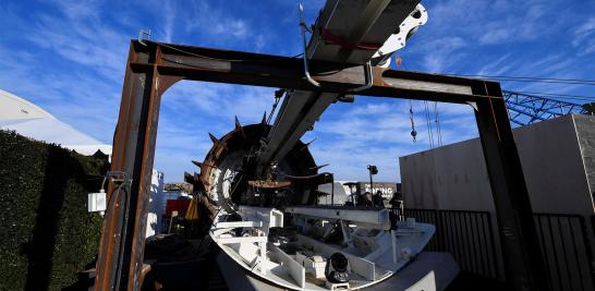 Elon Musk desveló el primer tramo del Hyperloop, su túnel que busca revolucionar el transporte urbano. El tramo de prueba se trata de un tubo de 3.65 metros de diámetro, por el que circulan a una velocidad máxima de 65 kilómetros por hora modelos del Tesla Model X equipados con ruedas laterales para evitar golpear las paredes.