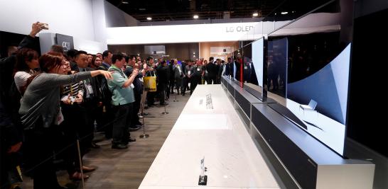 LG Signature OLED TV R, un televisor con una pantalla enrollable que se retrae en una unidad base.