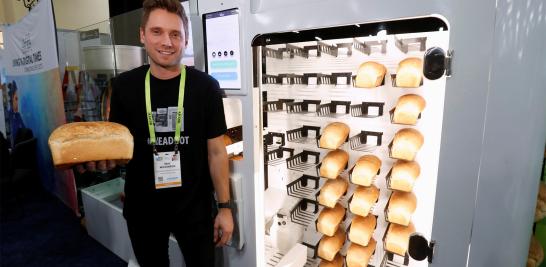 Eric Wilkinson se encuentra junto a la compañía de panadería Wilkinson Baking Company Breadbot, una panadería autónoma y automatizada. 