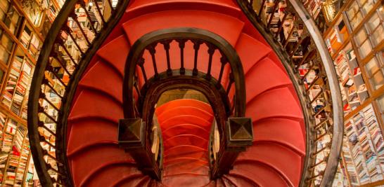 Decenas de personas hacen la cola para visitar la librería situada en el centro histórico de Oporto, convertida en una de las principales atracciones turísticas de la ciudad del norte de Portugal.