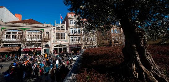 Esta librería de fachada blanca neogótica con su famosa marca "Lello&Irmao", considerada como el "templo de la literatura" con un fondo de más de 60,000 libros, ha visto pasar por ahí a los más grandes escritores portugueses.