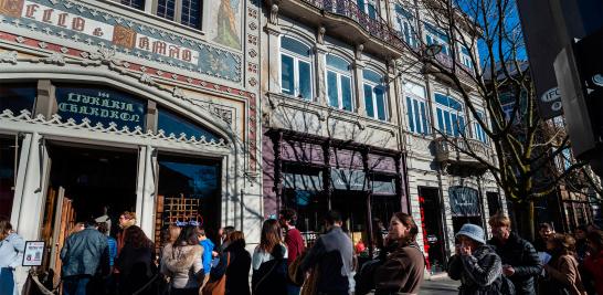 Sus muros, puertas, ventanas y columnas esculpidas de madera, su inmensa claraboya colorida en el techo, sus estanterías de varios metros de alto y en especial su escalera en forma de ocho cubierta de laca roja, le otorgaron a la librería, la posibilidad de ser distinguida varias veces como una de las más bellas del mundo.