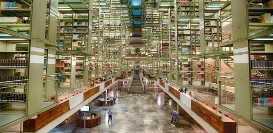 Así es la Biblioteca José Vasconcelos, edificio proyectado por el arquitecto mexicano Alberto Kalac, fue abierta al público en el 2006 y es hasta el 2013 que se convirtió en un espacio vivo, con un constante flujo de actividades y usuarios de diversos grupos sociales. Es el cuarto recinto cultural con más visitantes en México. Entre sus diversas esculturas, la más llamativa y emblemática es Mátrix Móvil, de Gabriel Orozco, ubicada al centro de la planta principal.