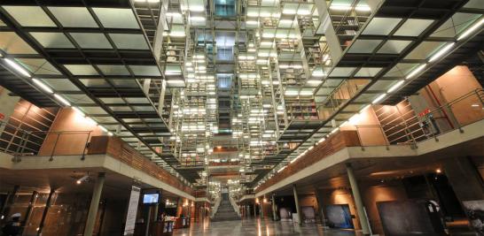 Así es la Biblioteca José Vasconcelos, edificio proyectado por el arquitecto mexicano Alberto Kalac, fue abierta al público en el 2006 y es hasta el 2013 que se convirtió en un espacio vivo, con un constante flujo de actividades y usuarios de diversos grupos sociales. Es el cuarto recinto cultural con más visitantes en México. Entre sus diversas esculturas, la más llamativa y emblemática es Mátrix Móvil, de Gabriel Orozco, ubicada al centro de la planta principal.