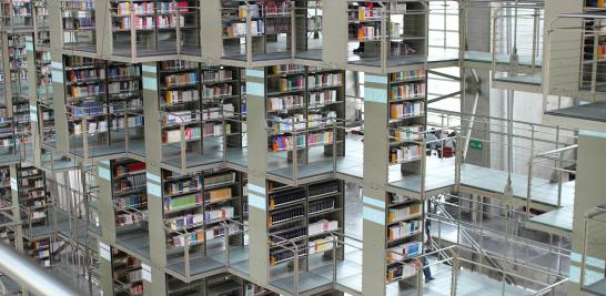 Así es la Biblioteca José Vasconcelos, edificio proyectado por el arquitecto mexicano Alberto Kalac, fue abierta al público en el 2006 y es hasta el 2013 que se convirtió en un espacio vivo, con un constante flujo de actividades y usuarios de diversos grupos sociales. Es el cuarto recinto cultural con más visitantes en México. Entre sus diversas esculturas, la más llamativa y emblemática es Mátrix Móvil, de Gabriel Orozco, ubicada al centro de la planta principal.