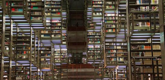 Así es la Biblioteca José Vasconcelos, edificio proyectado por el arquitecto mexicano Alberto Kalac, fue abierta al público en el 2006 y es hasta el 2013 que se convirtió en un espacio vivo, con un constante flujo de actividades y usuarios de diversos grupos sociales. Es el cuarto recinto cultural con más visitantes en México. Entre sus diversas esculturas, la más llamativa y emblemática es Mátrix Móvil, de Gabriel Orozco, ubicada al centro de la planta principal.