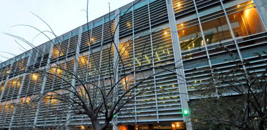 Así es la Biblioteca José Vasconcelos, edificio proyectado por el arquitecto mexicano Alberto Kalac, fue abierta al público en el 2006 y es hasta el 2013 que se convirtió en un espacio vivo, con un constante flujo de actividades y usuarios de diversos grupos sociales. Es el cuarto recinto cultural con más visitantes en México. Entre sus diversas esculturas, la más llamativa y emblemática es Mátrix Móvil, de Gabriel Orozco, ubicada al centro de la planta principal.