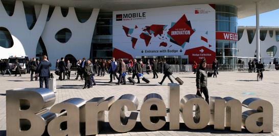 El Mobile World Congress abrió su edición 2019, donde la protagonista es la tecnología 5G en aplicaciones y dispositivos. La industria de telecomunicaciones también intentó demostrar con estos anuncios que las redes de 5G tienen el potencial para cambiar a las sociedades en campos como la medicina, la educación, la economía y la milicia. Lo anterior no evitó que los fabricantes de teléfonos, computadoras y otros gadgets presentaran, por ejemplo, celulares con 5G que posiblemente nunca se verán en los anaqueles por su costoso precio o por sus absurdos, entre los que destacan teléfonos con cinco cámaras fotográficas y de video, o celulares plegables.