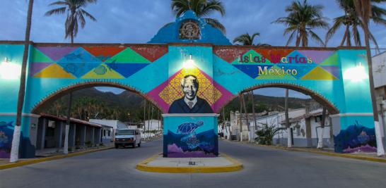 La llegada al lugar comienza en la octava Zona Naval en el puerto de Mazatlán y tras un viaje de siete horas en buque y más de 7 filtros de seguridad se llega al muelle Morelos donde un mural con la imagen de Nelson Mandela otorga la bienvenida.