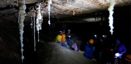 La Universidad Hebrea de Jerusalén anunció el hallazgo de la cueva de sal más larga del mundo llamada Malham, que se extiende por más de 10 kilómetros, lo que, aseguran, le quita ese título a Irán que lo había mantenido durante 13 años. La cueva atraviesa el monte Sedom, la montaña más grande de Israel, adyacente al Mar Muerto.