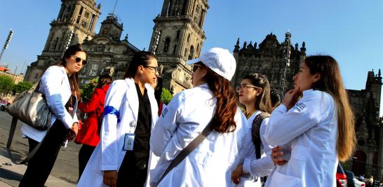 Movimiento de Residentes 2019. Con pancartas, médicos residentes del Hospital General de México, marcharon esta mañana hacia el Zócalo capitalino, en demanda de pagos caídos y en protesta por sus condiciones de trabajo.