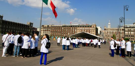 Movimiento de Residentes 2019. Con pancartas, médicos residentes del Hospital General de México, marcharon esta mañana hacia el Zócalo capitalino, en demanda de pagos caídos y en protesta por sus condiciones de trabajo.