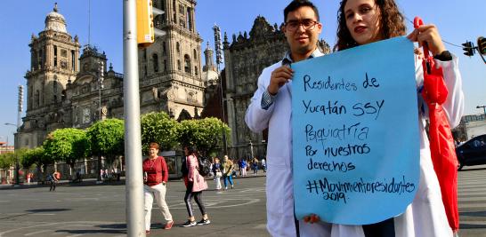 Movimiento de Residentes 2019. Con pancartas, médicos residentes del Hospital General de México, marcharon esta mañana hacia el Zócalo capitalino, en demanda de pagos caídos y en protesta por sus condiciones de trabajo.