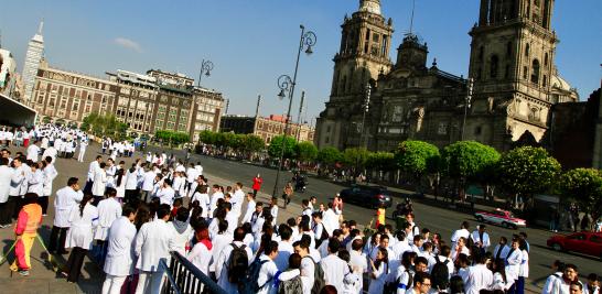 Movimiento de Residentes 2019. Con pancartas, médicos residentes del Hospital General de México, marcharon esta mañana hacia el Zócalo capitalino, en demanda de pagos caídos y en protesta por sus condiciones de trabajo.