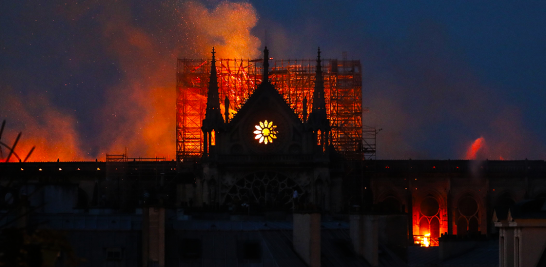 Más temprano, los bomberos habían expresado sus dudas sobre la posibilidad de sofocar o detener el devastador incendio registrado por la tarde.