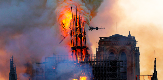 "No estamos seguros de poder detener la propagación del fuego hacia el campanario del norte, y pueden imaginar el daño si se derrumba", afirmó un portavoz de bomberos a la prensa.