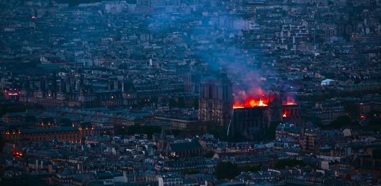 Por la noche, los bomberos, que se concentraron en evitar el derrumbe la torre norte de la catedral, indicaron que el fuego había bajado su intensidad, y aunque persisten focos en la catedral parisina, la estructura fue declarada a salvo.