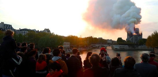 El comandante de bomberos de París, el general Jean-Claude Gallet, aseguró que las obras más valiosas de la catedral ya estaban protegidas, y que el fuego afectó dos tercios del techo de Notre Dame.