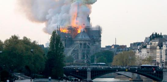 Un incendio se desató la tarde de este lunes en la emblemática catedral de Notre Dame de París, potencialmente relacionado a sus trabajos de renovación. El fuego, cuya magnitud se desconoce por el momento, empezó en la parte superior de la catedral, uno de los monumentos históricos más visitados de Francia.