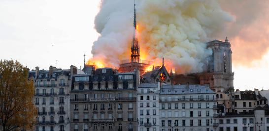 Un incendio se desató la tarde de este lunes en la emblemática catedral de Notre Dame de París, potencialmente relacionado a sus trabajos de renovación. El fuego, cuya magnitud se desconoce por el momento, empezó en la parte superior de la catedral, uno de los monumentos históricos más visitados de Francia.