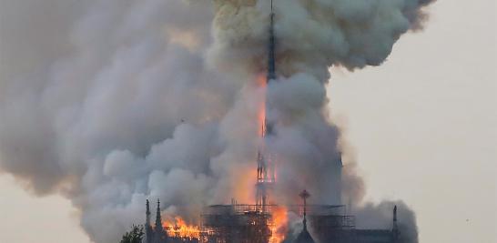 Un incendio se desató la tarde de este lunes en la emblemática catedral de Notre Dame de París, potencialmente relacionado a sus trabajos de renovación. El fuego, cuya magnitud se desconoce por el momento, empezó en la parte superior de la catedral, uno de los monumentos históricos más visitados de Francia.